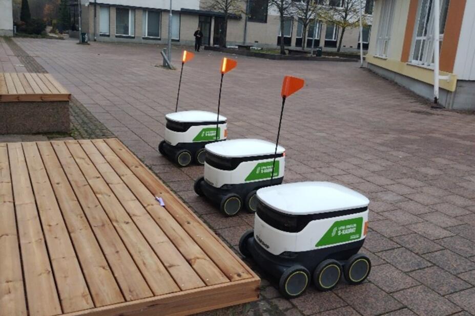 Kuvituskuva, jossa ruokakaupparobotteja.